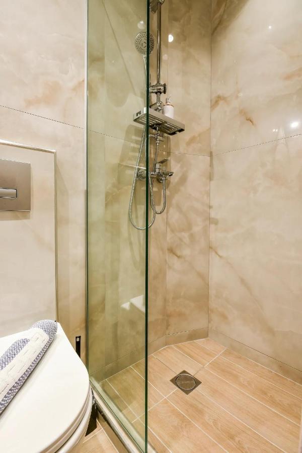 Danae Luxurious Suite #Tifhelexpo Солун Екстериор снимка